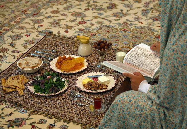 An Iranian iftar meal in Ramadan. (Photo by Sayyed Shahab-o- din Vajedi: Courtesy of WikiCommons)