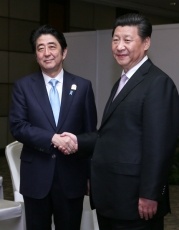 Shinzo Abe and Xi Jinping at the Japan-China Summit meeting in Jakarta on April 22, 2015 (Photo: Courtesy of WikiCommons)
