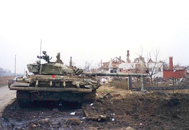 Destroyed Yugoslav National Army T-72 tank at Vukovar, 1991 (Photo by Peter Denton: Courtesy of WikiCommons)